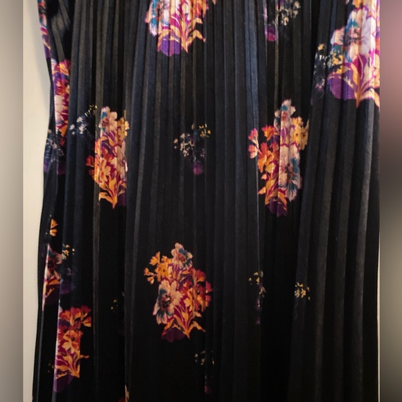 Anthropologie Maeve Black Floral Velvet Pleated Midi Skirt Size Large - Picture 9 of 11